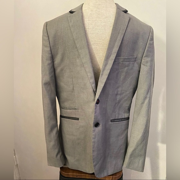 H&M regular fit 2 piece suit
Mens
2 button jacket 38R
Pants 32R - Picture 2 of 7